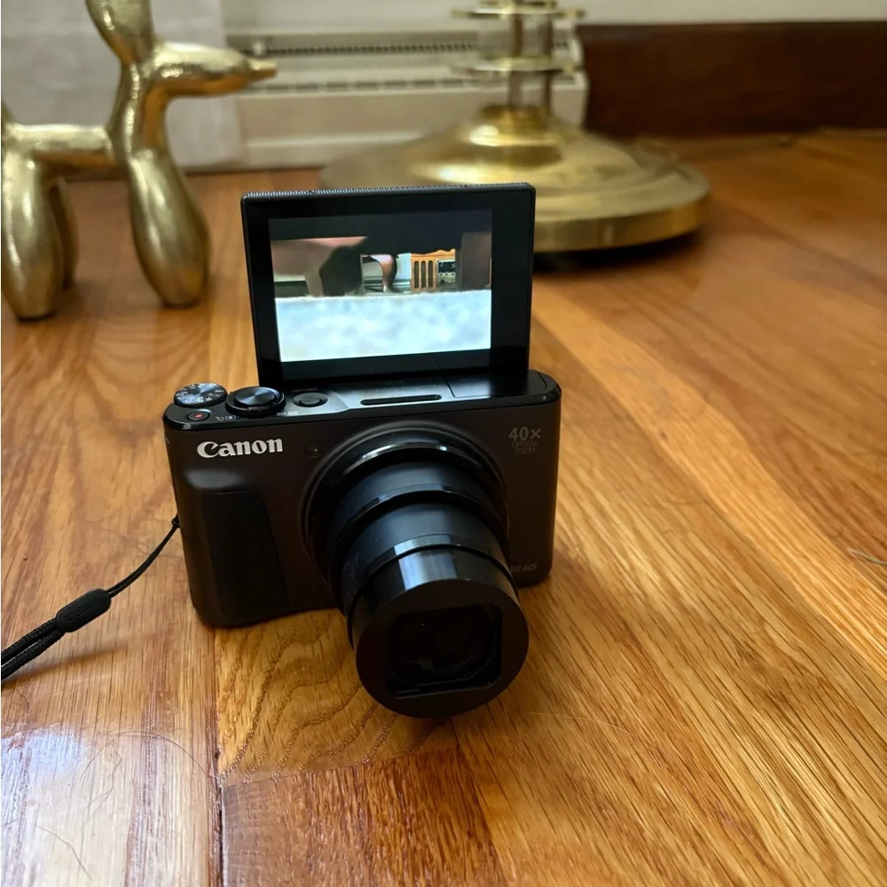 Canon PowerShot SX730 HS Digital Camera with Flip Screen 20.3MP
40x Optical Zoom - Picture 3 of 8